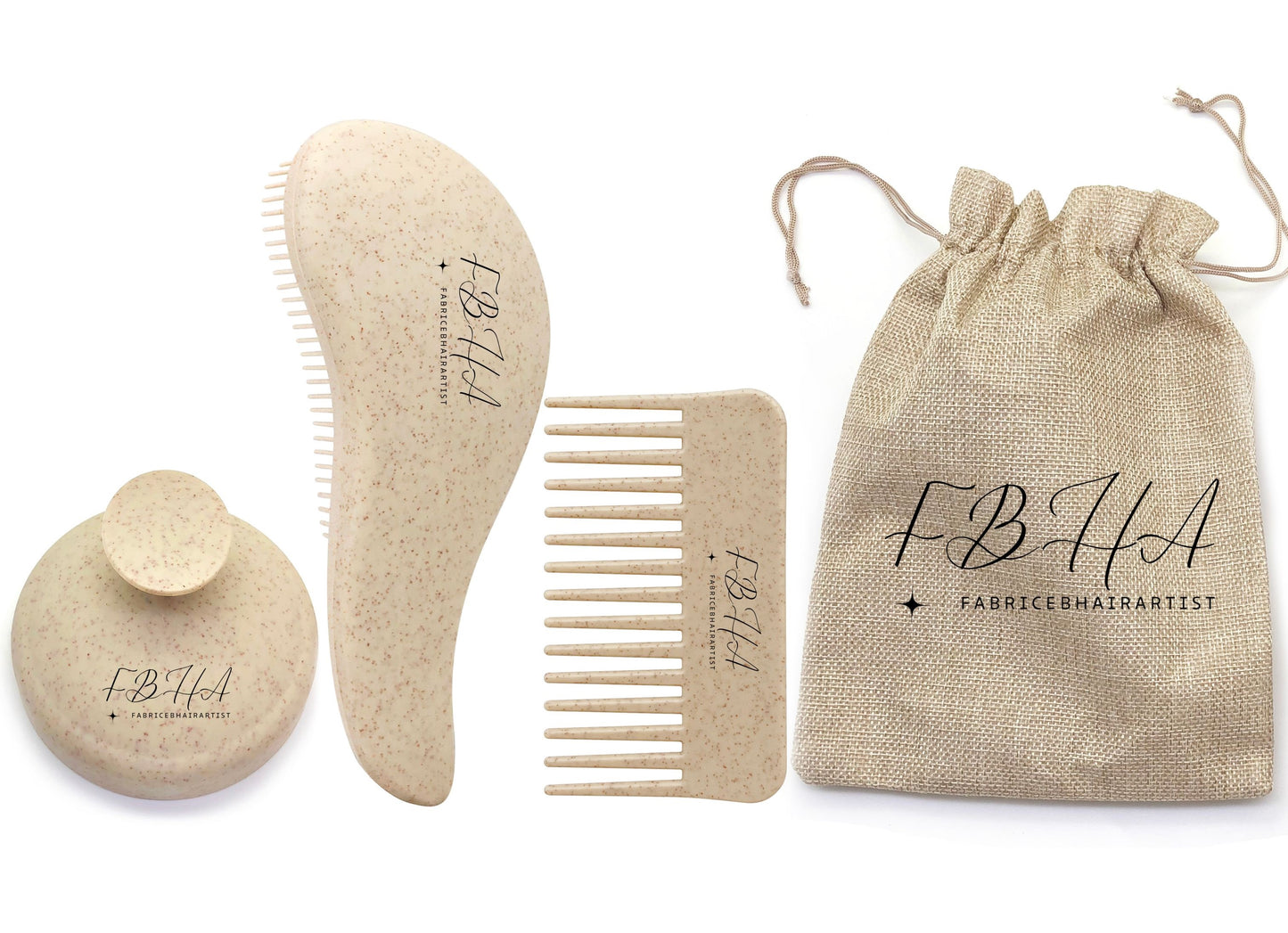 kit beige contient:
• 1 brosse démêlante anticasse.
• 1 brosse à shampoing massante
• 1 peigne à dents larges
• 1 pochette en lin écologique