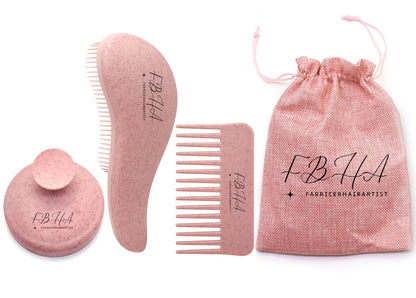 Ce kit de soins capillaires rose comprend :
1brosse démêlante plate
1 brosse à shampoing masseur de cuir chevelu
1 peigne à dents larges et
1 pochette en lin rose de rangement.