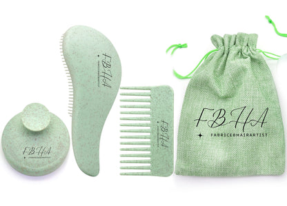Ce kit de soins capillaires  comprend :
1 brosse démêlante plate
1 brosse à shampoing masseur de cuir chevelu
1 peigne à dents larges et
1 pochette en lin de rangement.